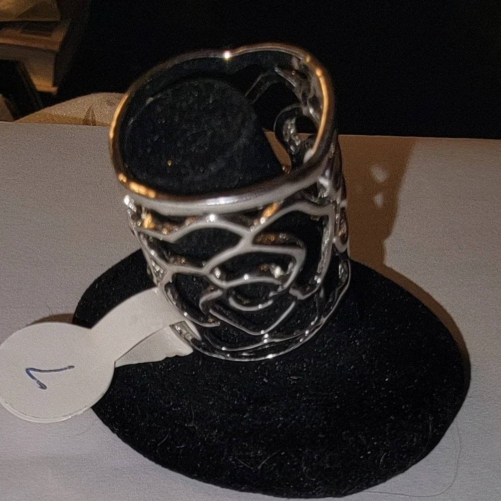 Elegant EUC Silver Floral Ring
